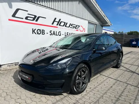 Tesla Model 3Long Range AWD 4d