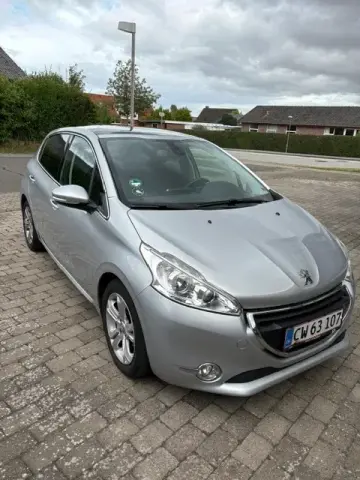 Peugeot 208 1,2 VTi Allure Sky 5d