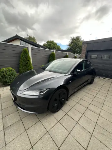 Tesla Model 3Long Range AWD 4d