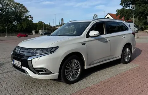 Mitsubishi Outlander 2,4 PHEV Limited CVT 4WD 5d