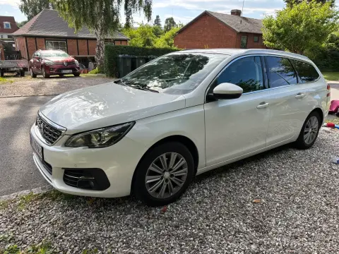 Peugeot 308 1,2 e-THP 130 Allure+ SW 5d