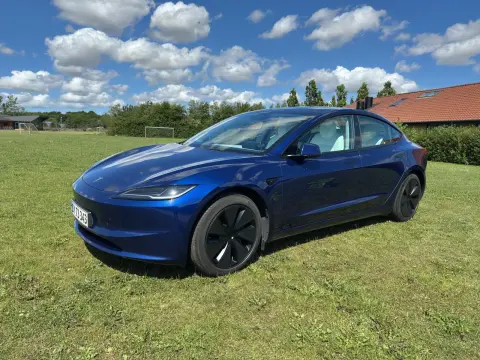 Tesla Model 3Long Range AWD 4d