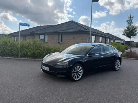 Tesla Model 3Long Range AWD 4d